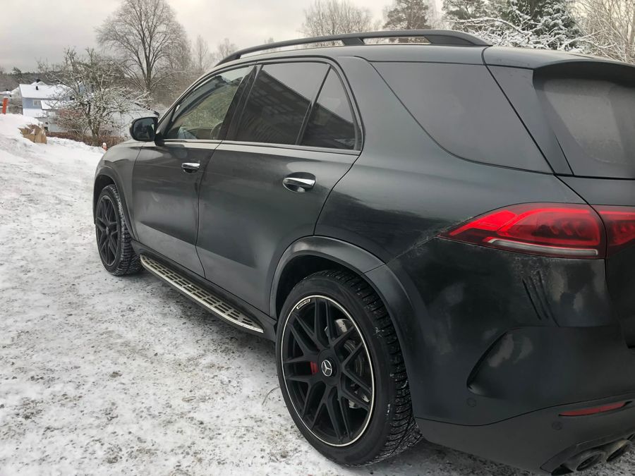 Bild på en smutsig mercedes innan tvätt